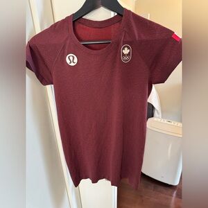 lululemon EUC olympic swiftly size 6 Burgundy Short Sleeve